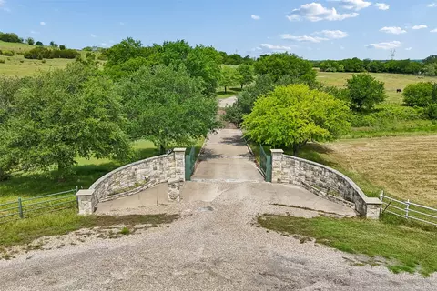 171 Treetop Dr, Fort Worth, TX 76126