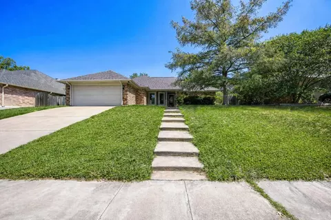 10104 Stoneleigh Dr, Benbrook, TX 76126