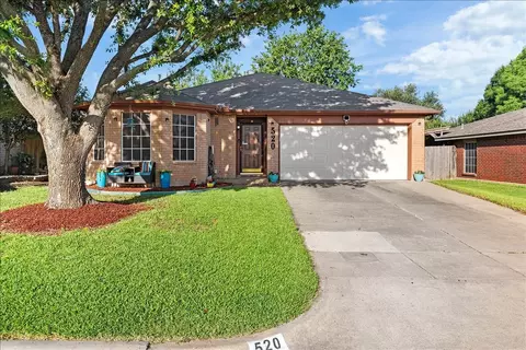 520 Hollyberry Dr, Mansfield, TX 76063