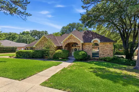 3813 Cambridge Cir W, Bedford, TX 76021