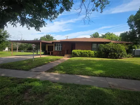 1213 Hillcrest Dr, Graham, TX 76450