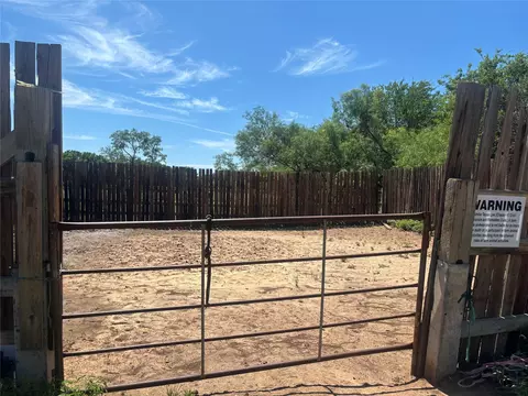 901 W Cherokee Ave, Comanche, TX 76442 photo 4