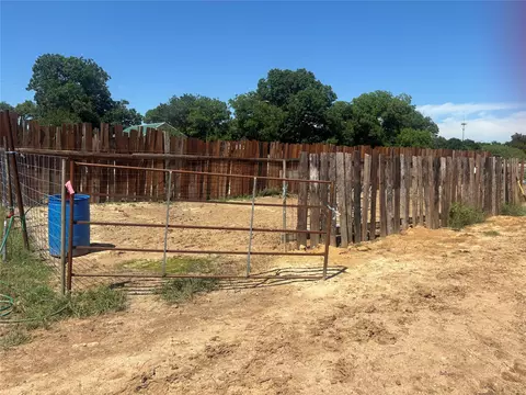 901 W Cherokee Ave, Comanche, TX 76442 photo 2