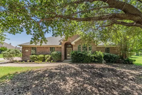 4035 Palomino Dr, Benbrook, TX 76116