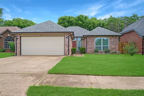 2301 Bennington Dr, Arlington, TX 76018