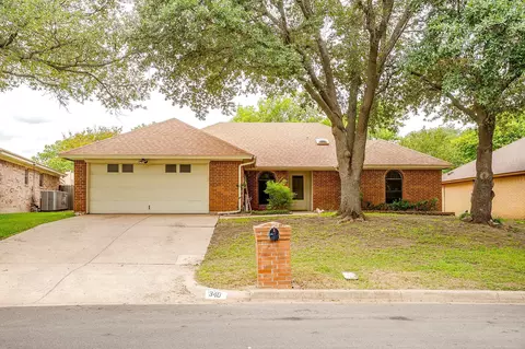 340 Grand Meadow Dr, Fort Worth, TX 76108