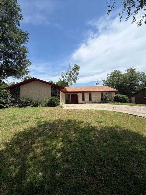 8012 Chapin Rd, Benbrook, TX 76116