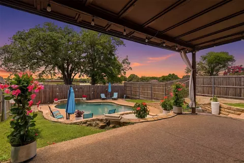 3107 Emerald St, Bedford, TX 76021