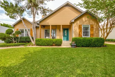 514 N 1st St, Midlothian, TX 76065