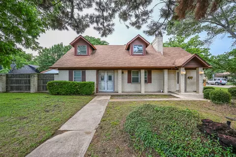 1700 Chip N Dale Dr, Arlington, TX 76012