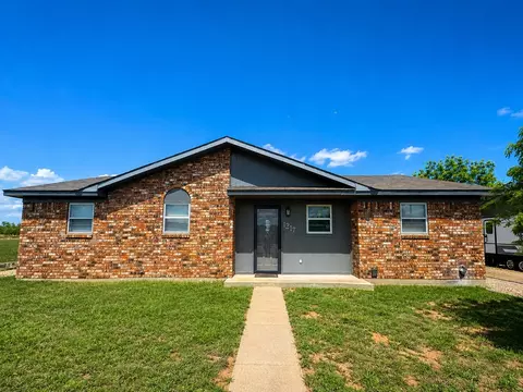 1217 Town Creek Dr, Sweetwater, TX 79556