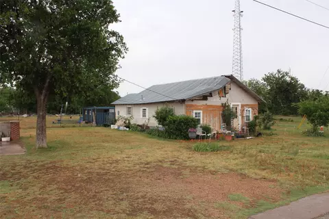 230 N Elm Ave, Munday, TX 76371