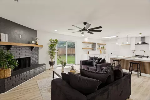 3816 Springbranch Dr, Benbrook, TX 76116
