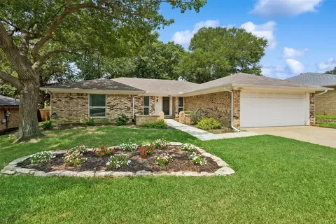 1605 Bedford Oaks Dr, Bedford, TX 76021