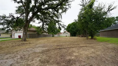 704 E 6th St, Bonham, TX 75418 photo 4