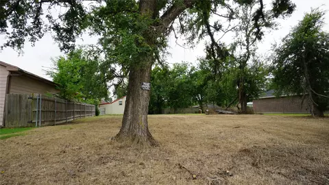 704 E 6th St, Bonham, TX 75418 photo 3