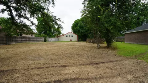 704 E 6th St, Bonham, TX 75418 photo 2