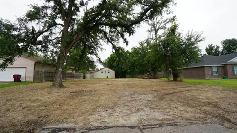 704 E 6th St, Bonham, TX 75418