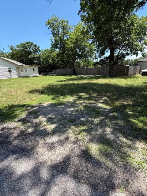 409 E Alamo St, Terrell, TX 75160 photo 2