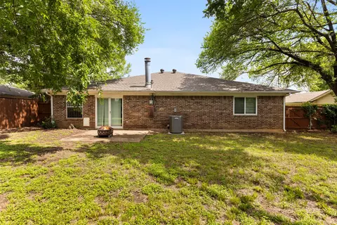 4108 Cypress Springs Dr, Arlington, TX 76001