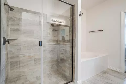 Bath - 340 Sanger Dr, Springtown, TX 76082 photo 3 of 6