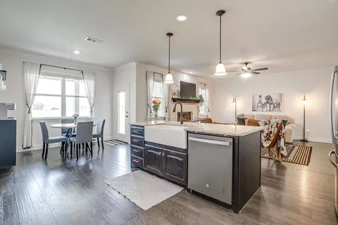 Kitchen - 340 Sanger Dr, Springtown, TX 76082 photo 5 of 6