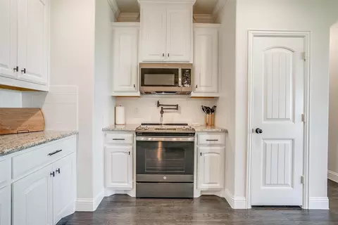 Kitchen - 340 Sanger Dr, Springtown, TX 76082 photo 6 of 6