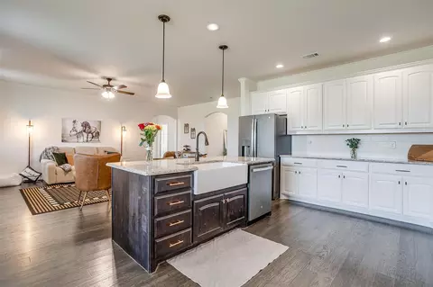 Kitchen - 340 Sanger Dr, Springtown, TX 76082 photo 4 of 6
