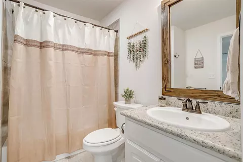 Bath - 340 Sanger Dr, Springtown, TX 76082 photo 5 of 6