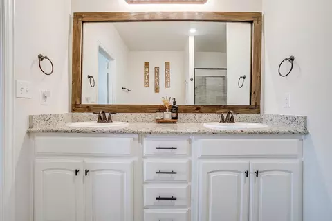 Bath - 340 Sanger Dr, Springtown, TX 76082 photo 1 of 6