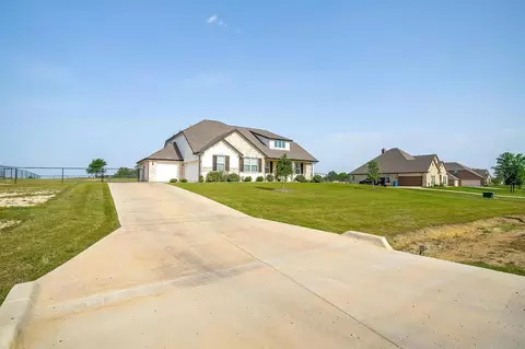 Exterior - 340 Sanger Dr, Springtown, TX 76082 photo 3 of 9