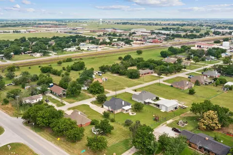 104 N Frederick St, Ponder, TX 76259
