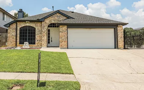 5616 Indian Hill Dr, Arlington, TX 76018