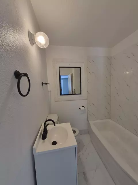 Bath - 3720 Live Oak Ave, Waco, TX 76708 photo 2 of 4