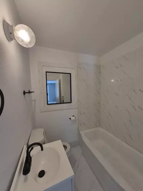 Bath - 3720 Live Oak Ave, Waco, TX 76708 photo 1 of 4