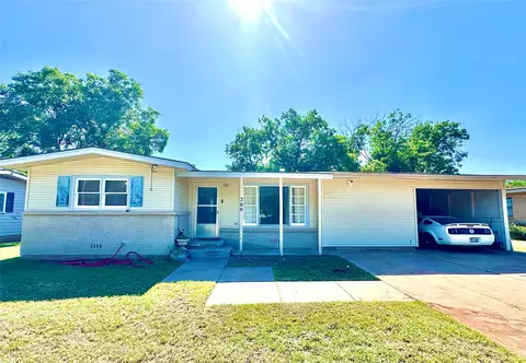 209 Laurel Dr, Winters, TX 79567
