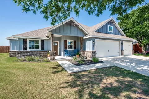 Exterior - 524 E Carol St, Pilot Point, TX 76258 photo 2 of 8
