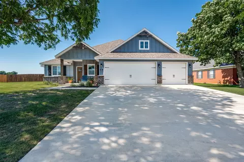 Exterior - 524 E Carol St, Pilot Point, TX 76258 photo 8 of 8