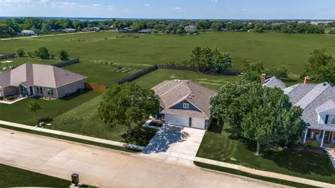 View/Area - 524 E Carol St, Pilot Point, TX 76258 photo 2 of 4
