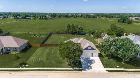 View/Area - 524 E Carol St, Pilot Point, TX 76258 photo 1 of 4