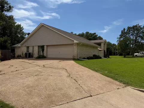 Exterior - 2812 Chimney Hill Dr, Waco, TX 76708 photo 4 of 5