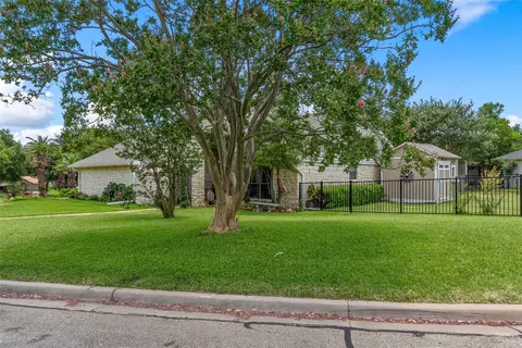Exterior - 2812 Chimney Hill Dr, Waco, TX 76708 photo 4 of 11