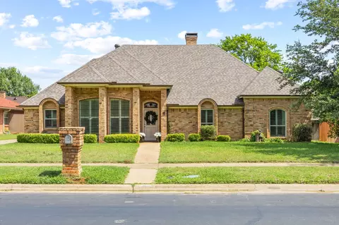 504 Evergreen Dr, Hurst, TX 76054