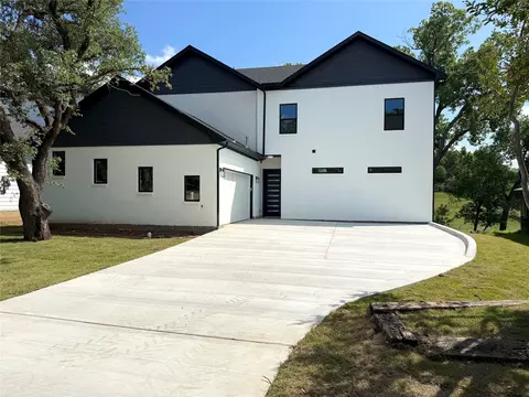 208 Silverleaf Dr, Fort Worth, TX 76112