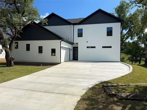 208 Silverleaf Dr, Fort Worth, TX 76112