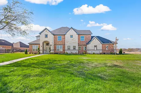 828 Mallard Pointe Dr, Cedar Hill, TX 75104