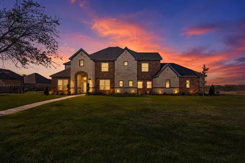 828 Mallard Pointe Dr, Cedar Hill, TX 75104