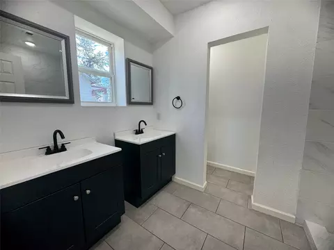 Bath - 607 E Monterey St, Denison, TX 75021 photo 3 of 7