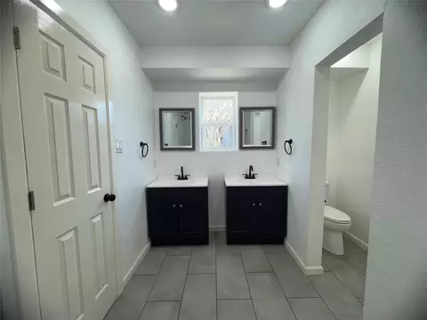 Bath - 607 E Monterey St, Denison, TX 75021 photo 4 of 7