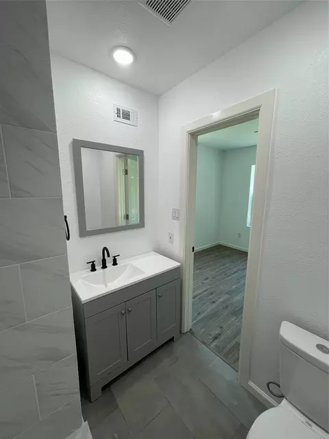 Bath - 607 E Monterey St, Denison, TX 75021 photo 2 of 7